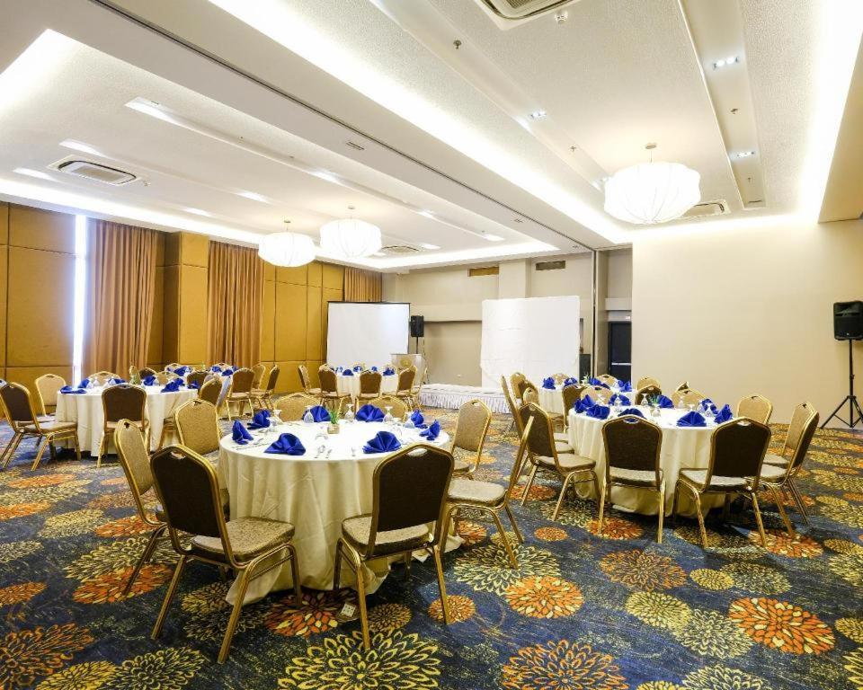 Home Crest Hotel Davao Bagian luar foto
