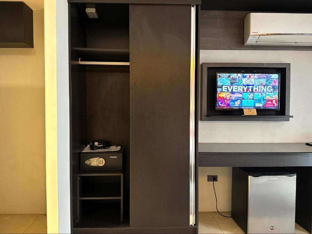 Home Crest Hotel Davao Bagian luar foto