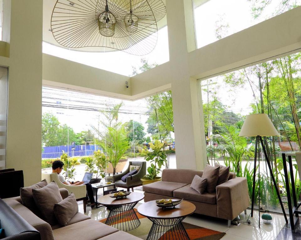 Home Crest Hotel Davao Bagian luar foto