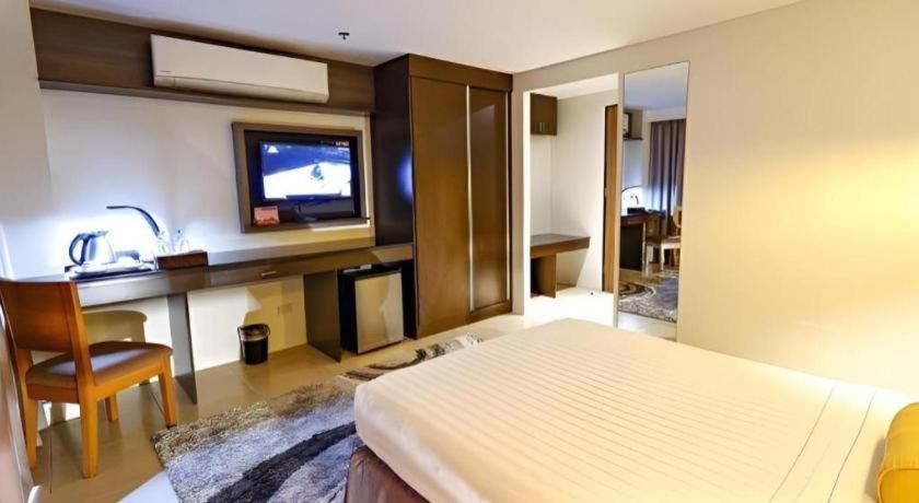 Home Crest Hotel Davao Bagian luar foto